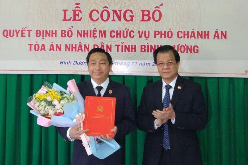 Phó Chánh án Tòa án nhân dân tối cao trao quyết định và chúc mừng đồng chí Đặng An Thanh.
