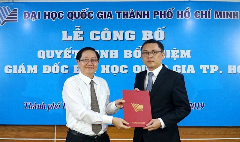 Bộ trưởng Bộ Nội vụ Lê Vĩnh Tân trao quyết định cho PGS.TS Nguyễn Minh Tâm.