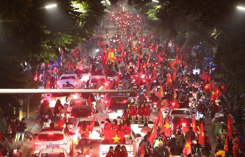 Hàng nghìn cổ động viên Việt Nam đổ ra đường ăn mừng chiến thắng của U22 Việt Nam tại Phố Huế, Hà Nội. (Ảnh: Thành Đạt/TTXVN)