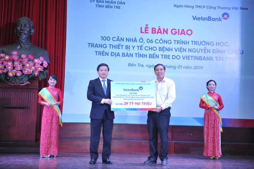 Chủ tịch HĐQT VietinBank Lê Đức Thọ trao biển tài trợ cho tỉnh Bến Tre năm 2019.