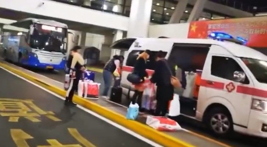 Xe cứu thương được điều động để đón vợ, con quan chức Trung Quốc đi mua sắm trở về (Ảnh: Weibo).