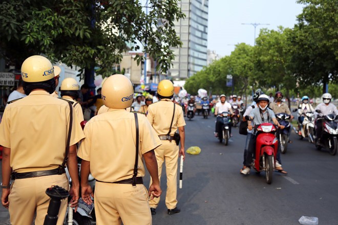 Người đi đường phải chấp hành theo hướng dẫn của lực lượng cảnh sát giao thông trong thời gian diễn ra bắn pháo hoa.