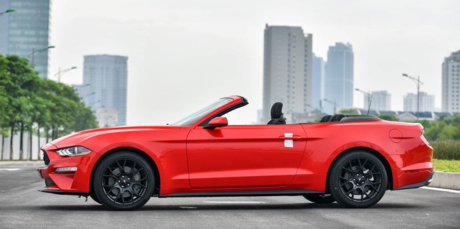 Ford Mustang Convertible 2018 vừa cơ bắp lại rất thời trang nhờ thiết kế mui trần.