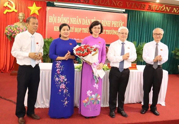 Lãnh đạo tỉnh Bình Phước chúc mừng đồng chí Trần Tuyết Minh được bầu giữ chức Phó Chủ tịch UBND tỉnh.