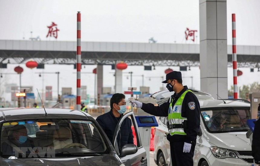 Kiểm tra thân nhiệt của lái xe trên tuyến đường cao tốc ở Vũ Hán, tỉnh Hồ Bắc, Trung Quốc, ngày 24/1. (Ảnh: AFP/TTXVN)
.