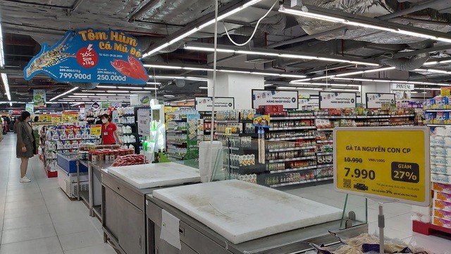 Khay bán tôm hùm và nơi bán thuỷ sản của một đại siêu thị tại Hà Nội trống trơn, hàng đưa ra không kịp bán đã hết.