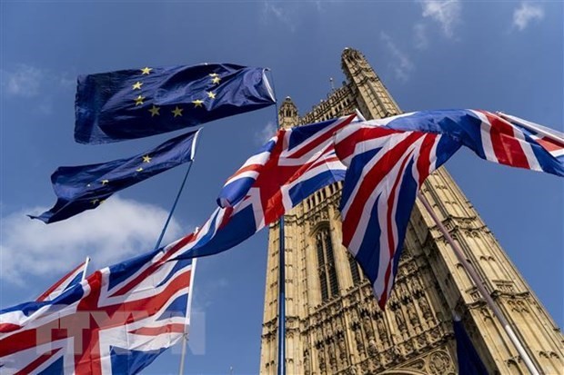 Cờ Anh (phía dưới) và cờ EU (phía trên) tại thủ đô London, Anh. (Ảnh: AFP/TTXVN).