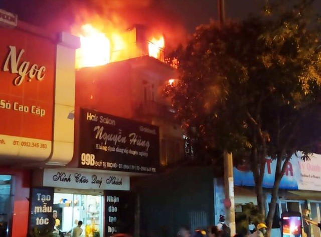 Ngọn lửa bùng phát tại tiệm giặt là trong khu vực đông dân cư.