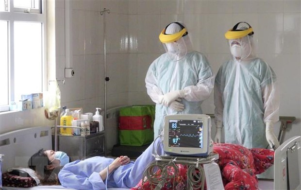 Các bác sỹ theo dõi diễn biến sức khỏe bệnh nhân nhiễm COVID-19 tại Bệnh viện bệnh lý hô hấp cấp tính số 2 (thành phố Hạ Long). (Ảnh: TTXVN phát).