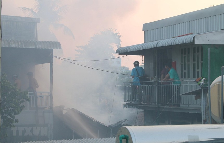Đám cháy với cột khói cao bao trùm và lan ra cả các khu nhà liền kề của phường Mỹ Bình, thành phố Long Xuyên (An Giang). (Ảnh: Công Mạo/TTXVN).