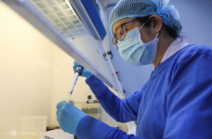 Bác sĩ Bệnh viện Nhiệt đới TP HCM xét nghiệm mẫu bệnh phẩm của những người bị cách ly, nghi nhiễm nCoV.