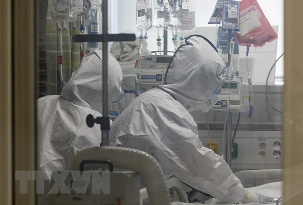 Nhân viên y tế chăm sóc bệnh nhân mắc COVID-19 tại một bệnh viện ở Daegu, Hàn Quốc. (Ảnh: THX/TTXVN),