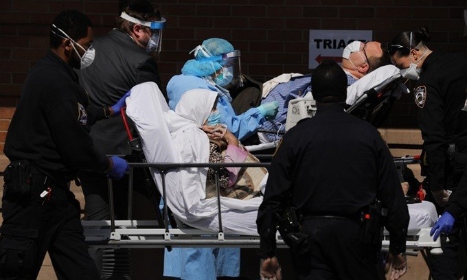 Nhân viên y tế tiếp nhận bệnh nhân Covid-19 bên ngoài khu điều trị đặc biệt ở Trung tâm Y tế Maimonides, quận Brooklyn, New York hôm 16/4. Ảnh: AFP.