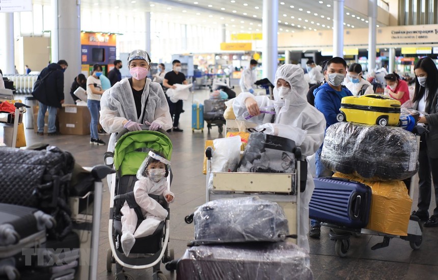 Các công dân Việt Nam chờ làm thủ tục tại sân bay Sheremetyevo. (Ảnh: Trần Hiếu/TTXVN).
