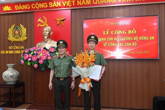 Thứ trưởng Lương Tam Quang trao quyết định choTrung tướng Nguyễn Khắc Khanh.