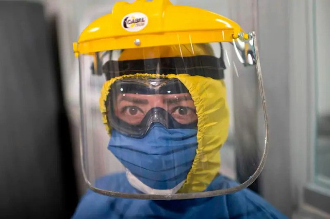 Nhân viên y tế điều trị bệnh nhân Covid-19 ở Mexico ngày 20/7. Ảnh: AFP.