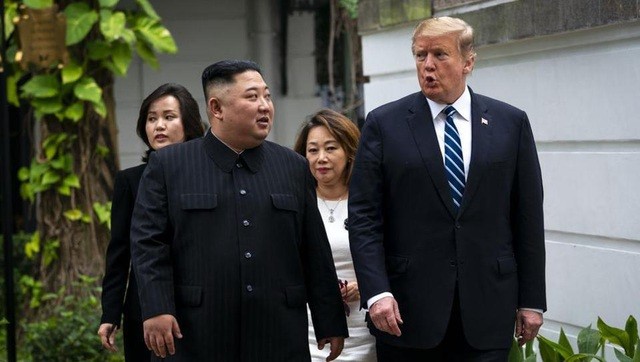 Tổng thống Mỹ Donald Trump và nhà lãnh đạo Triều Tiên Kim Jong-un trong khuôn viên khách sạn Metropole dịp hội nghị thượng đỉnh lần hai tại Hà Nội hồi cuối tháng 2/2019. (Ảnh: Reuters).