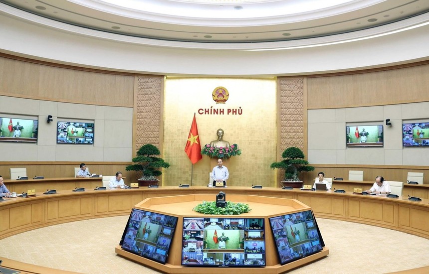 Thủ tướng Nguyễn Xuân Phúc chủ trì phiên họp trực tuyến giữa Thường trực Chính phủ, Ban Chỉ đạo Quốc gia phòng, chống dịch COVID-19 với một số bộ, ngành và địa phương. (Ảnh: Thống Nhất/TTXVN).