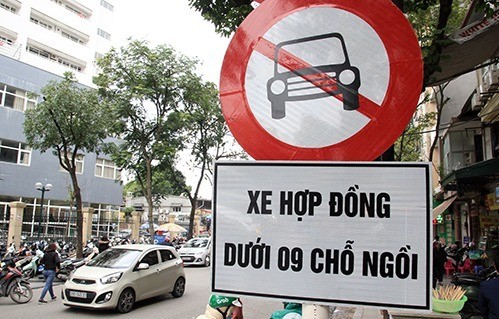 Biển cấm xe hợp đồng trên đường phố Hà Nội. 