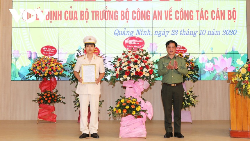 Thượng tá Trần Xuân Ánh, Phó Cục Trưởng Cục Tổ chức cán bộ - Bộ Công an trao quyết định điều động và bổ nhiệm có thời hạn Trung tá Mai Thế Quang giữ chức vụ Phó Giám đốc Công an tỉnh Quảng Ninh.