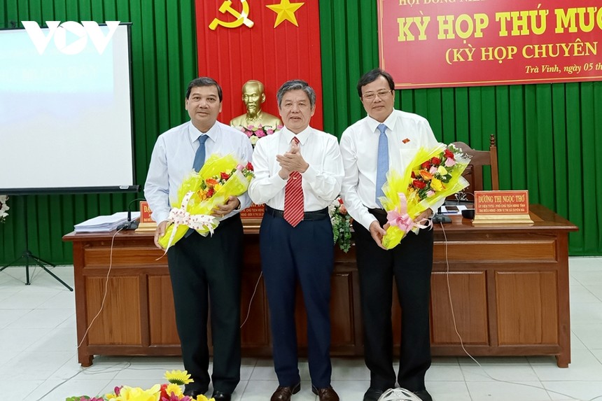 Ông Kim Ngọc Thái (bìa trái) và ông Lê Văn Hẳn (bìa phải) tân Chủ tịch HĐND và UBND tỉnh Trà Vinh.