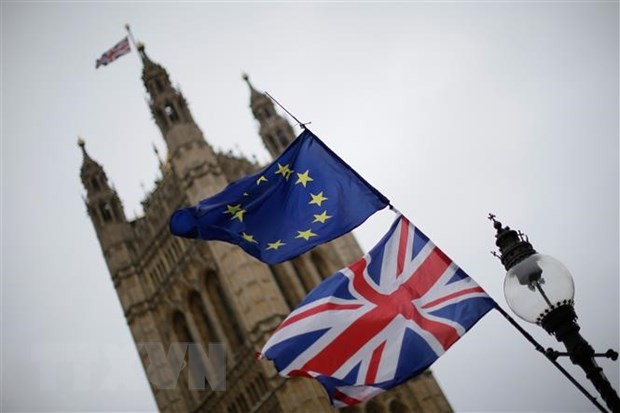 Cờ Anh (phía dưới) và cờ EU (phía trên) tại London, Anh. (Ảnh: THX/TTXVN).