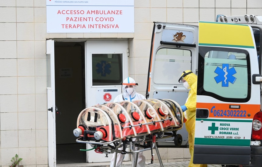 Nhân viên y tế chuyển bệnh nhân nhiễm COVID-19 tới bệnh viện ở Rome, Italy. (Ảnh: THX/TTXVN).