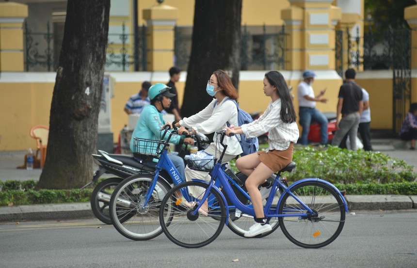 Xe đạp công cộng từng bước thay đổi thói quen đi lại của người dân, giảm ô nhiễm môi trường và tạo ra sản phẩm mới phục vụ khách du lịch.