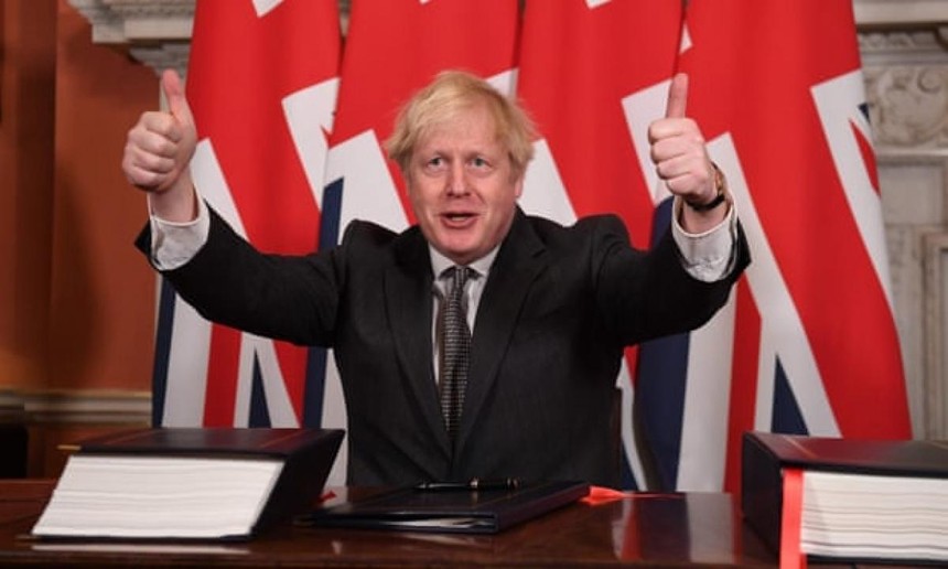 Thủ tướng Anh Boris Johnson ký thỏa thuận chính thức. Ảnh: The Guardian.