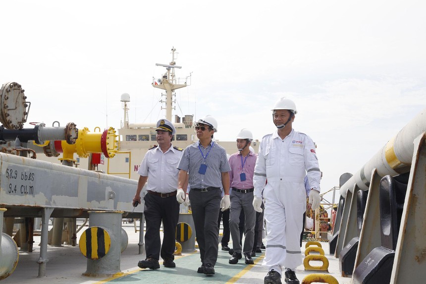 Lãnh đạo PVTrans làm việc và thăm hỏi các thuyền viên trên tàu dầu thô PVT Hera.