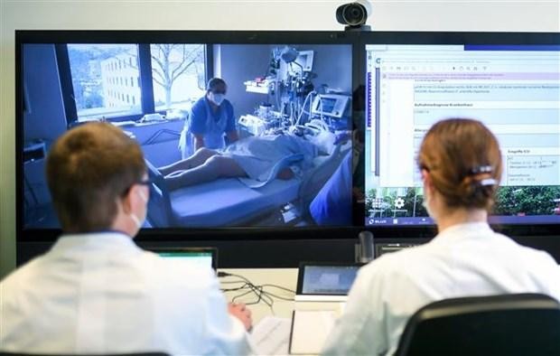 Các bác sĩ điều trị trực tuyến cho bệnh nhân COVID-19 tại bệnh viện ở Aachen, miền Tây Đức ngày 20/1/2021. (Ảnh: AFP/TTXVN).