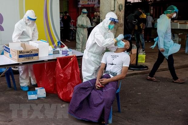 Nhân viên y tế lấy mẫu xét nghiệm COVID-19 tại Samut Sakhon, Thái Lan. (Ảnh: AFP/TTXVN).
