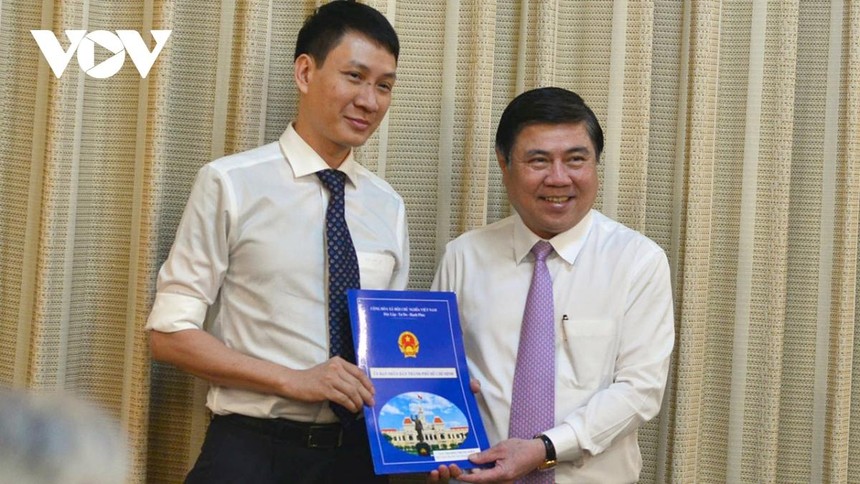 Chủ tịch UBND TP.HCM Nguyễn Thành Phong trao Quyết định cho ông Trương Trung Kiên.