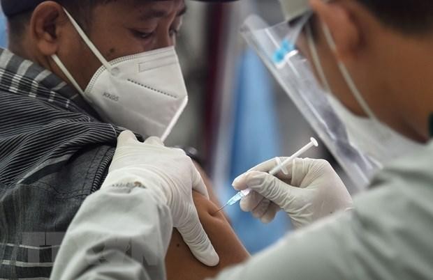 Nhân viên y tế tiêm vaccine ngừa COVID-19 cho người dân tại Jakarta, Indonesia, ngày 10/3/2021. (Ảnh: THX/TTXVN).
