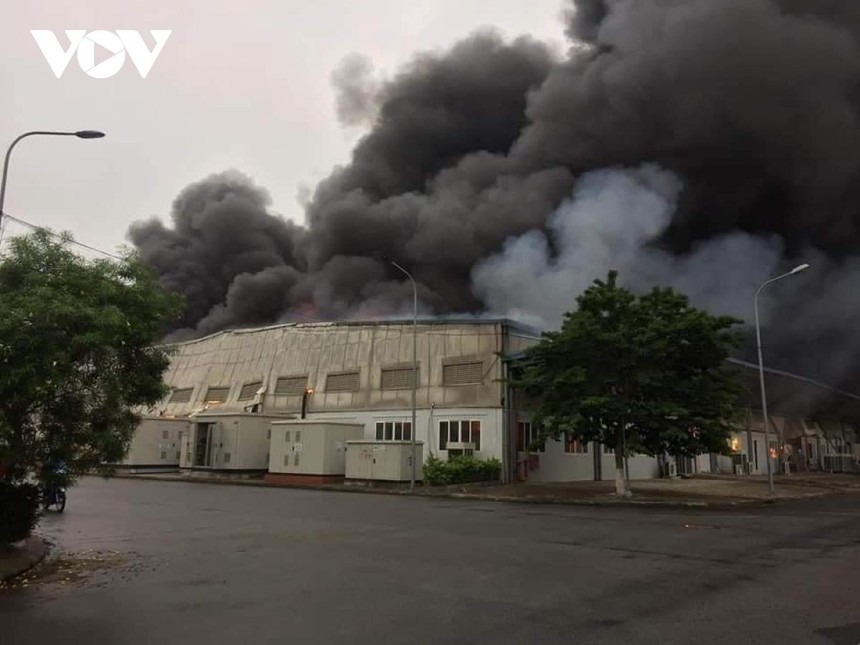 Đám cháy tại Công ty TNHH DOOSAN được phát hiện vào khoảng 16h chiều.