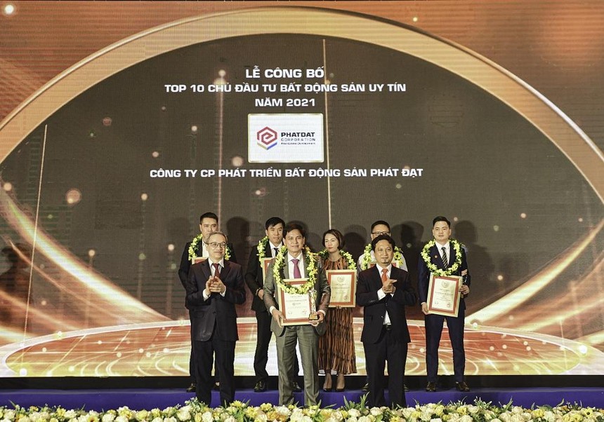 Ông Nguyễn Thanh Thảo – Phó tổng giám đốc Tài chính (đứng giữa, hàng thứ 2), đại diện Phát Đạt đón nhận Cup và bảng vinh danh tại Lễ công bố ngày 27/4/2021 của Vietnam Report.