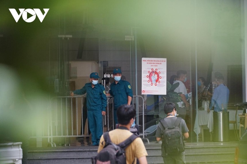 Lực lượng chức năng phong tỏa tòa nhà Center Point, 27 Lê Văn Lương, Nhân Chính, Thanh Xuân sau khi có bệnh nhân mắc Covid-19.