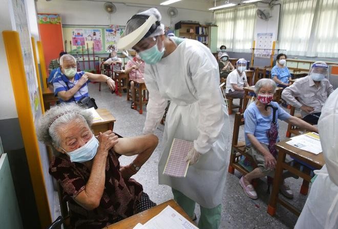 Người cao tuổi ở Đài Loan chuẩn bị được tiêm chủng (Ảnh: AP).