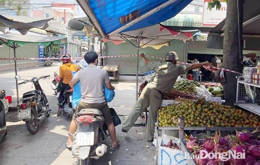 Lực lượng chức năng phong tỏa khu vực chợ ở P.An Bình, TP.Biên Hòa. (Ảnh: Báo Đồng Nai).