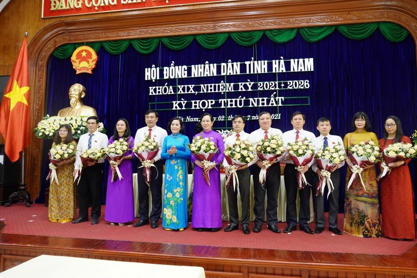 Bà Nguyễn Thị Thanh tặng hoa chúc mừng Chủ tịch HĐND, các Phó Chủ tịch HĐND, Trưởng, phó các Ban HĐND tỉnh Hà Nam khóa XIX.