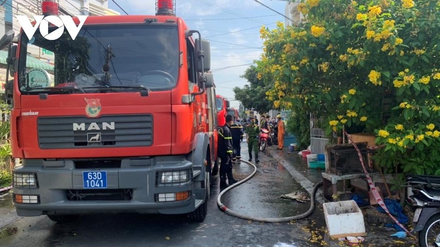 Lực lượng Cảnh sát Phòng cháy chữa cháy đã huy động nhiều xe chữa cháy đến dập tắt ngọn lửa.