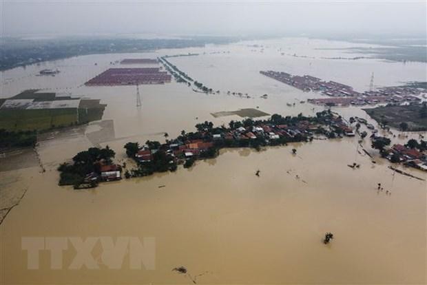 Cảnh ngập lụt sau những trận mưa lớn tại Bekasi, Tây Java, Indonesia. (Ảnh: AFP/TTXVN).