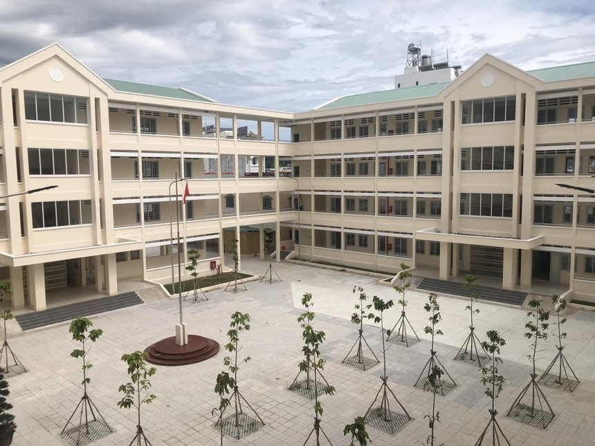 Trường tiểu học và trung học cơ sở Nguyễn Trung Trực ở Phú Quốc chuẩn bị các điều kiện để đón học sinh đến trường trong năm học mới.
