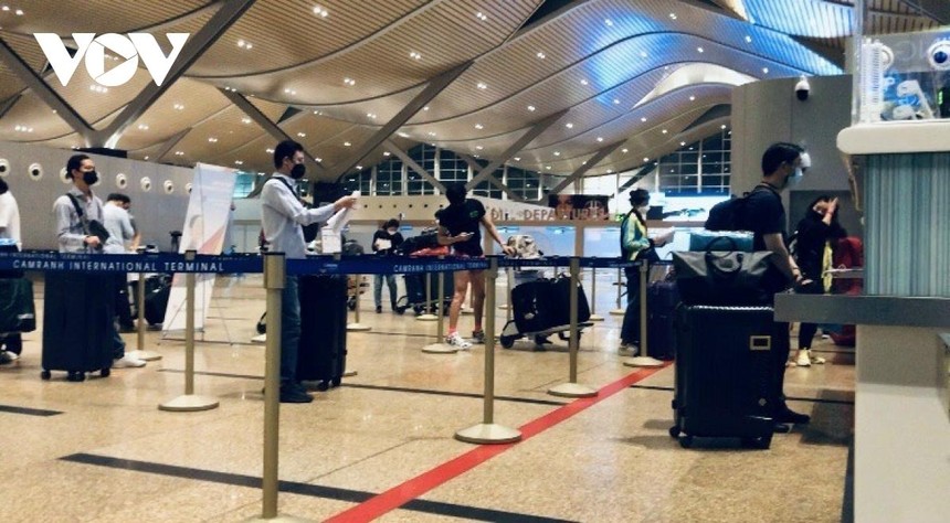 Sân bay Cam Ranh đón chuyến bay thuê bao từ nước ngoài đảm bảo quy trình phòng chống dịch.