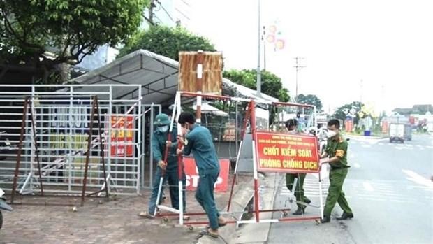 Lực lượng chức năng huyện Xuân Lộc (Đồng Nai) dỡ bỏ các chốt, điểm chặn kiểm soát phòng, chống dịch COVID-19 để từng bước phục hồi kinh tế địa phương. (Ảnh: TTXVN phát).