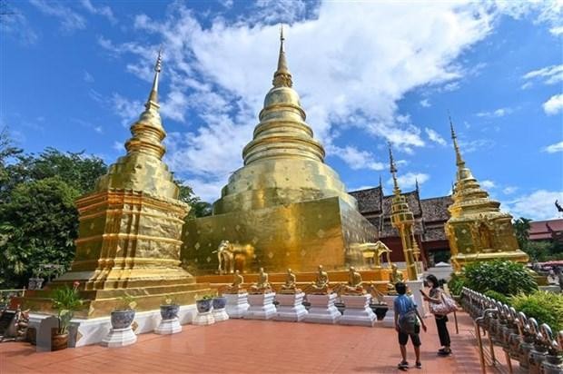 Khách du lịch thăm quan một ngôi chùa ở Chiang Mai, Thái Lan. (Ảnh: AFP/TTXVN).