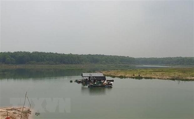 Nhà bè trên lòng hồ Dầu Tiếng tại ấp Hòa Lộc, xã Minh Hòa, huyện Dầu Tiếng, tỉnh Bình Dương. (Ảnh: Huyền Trang/TTXVN).