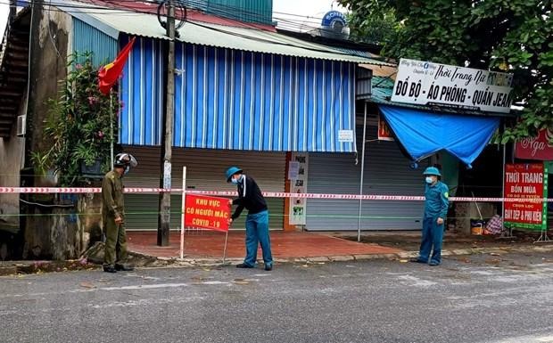 Lực lượng chức năng tiến hành phong tỏa các khu có nguy cơ lây nhiễm tại xã Chu Hóa, thành phố Việt Trì. (Ảnh: Trung Kiên/TTXVN).