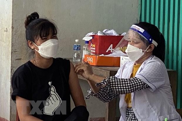 Lực lượng y tế xã Phước Nam, huyện Thuận Nam tiêm vaccine phòng COVID-19 đợt 8 cho các đối tượng ưu tiên. (Ảnh: Công Thử/TTXVN).