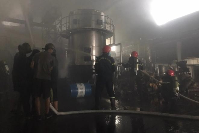 Lực lượng cảnh sát phòng cháy chữa cháy và công nhân công ty phun nước dập tắt vụ cháy.